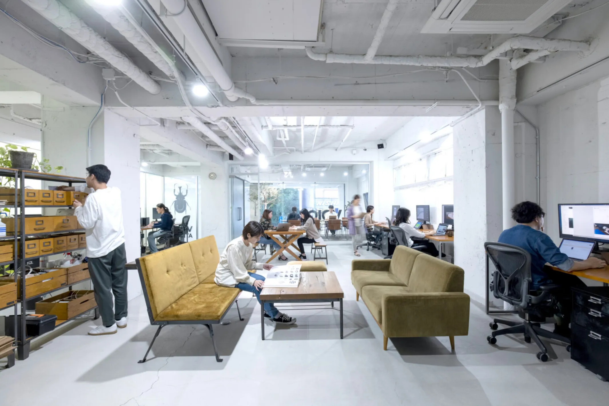 オフィスでの作業風景