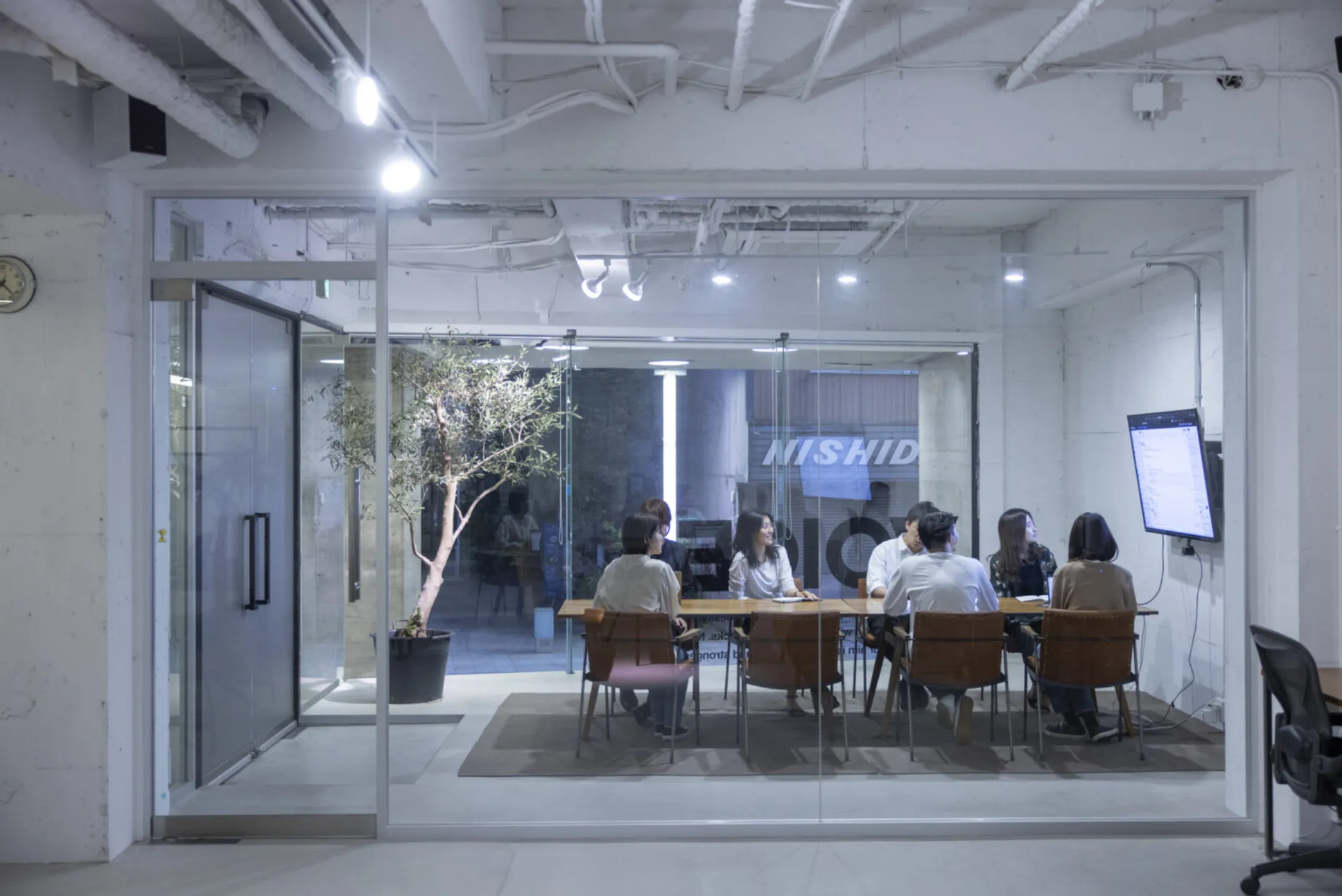 モニターを使用してミーティングする風景