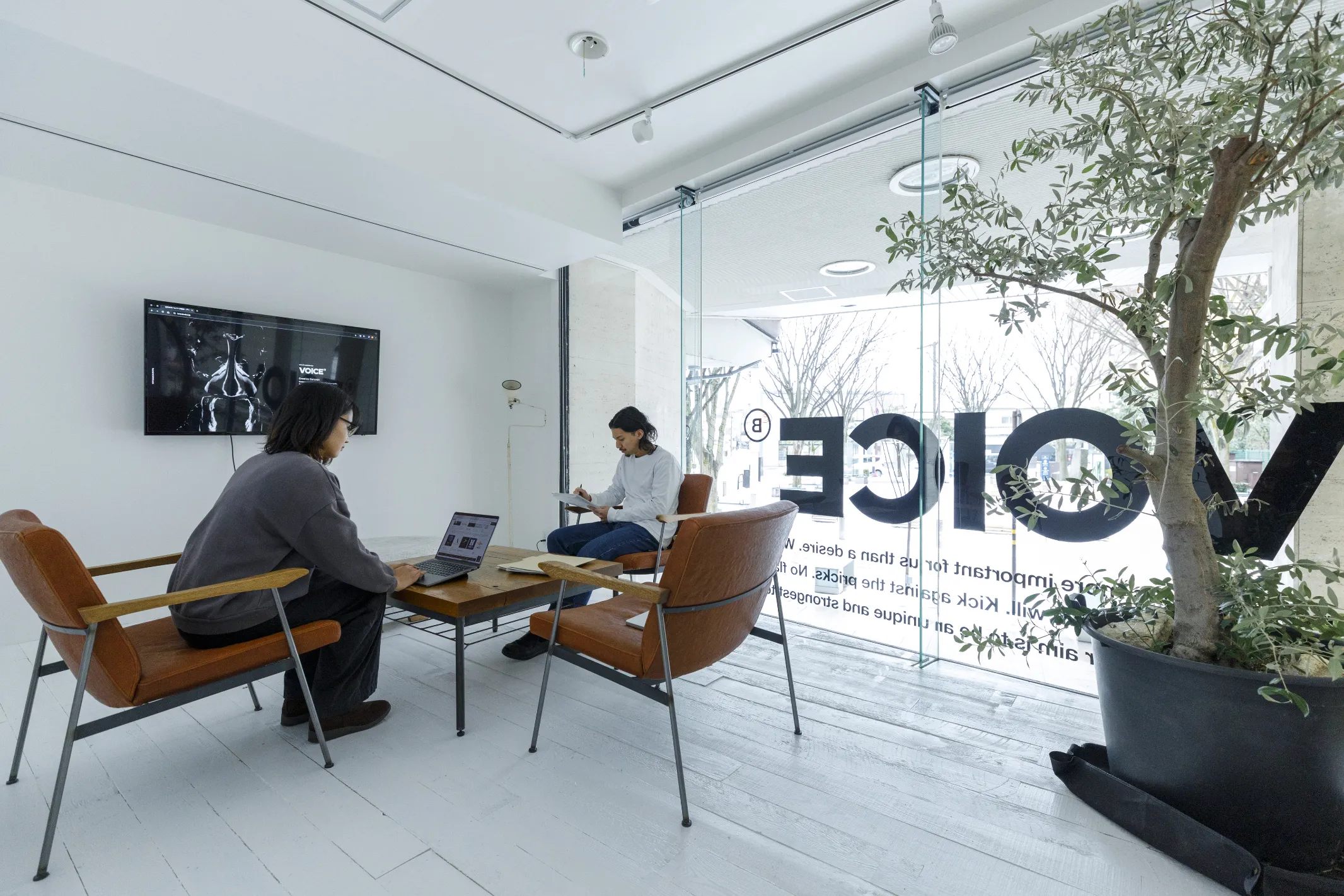 オフィスでの打ち合わせ風景