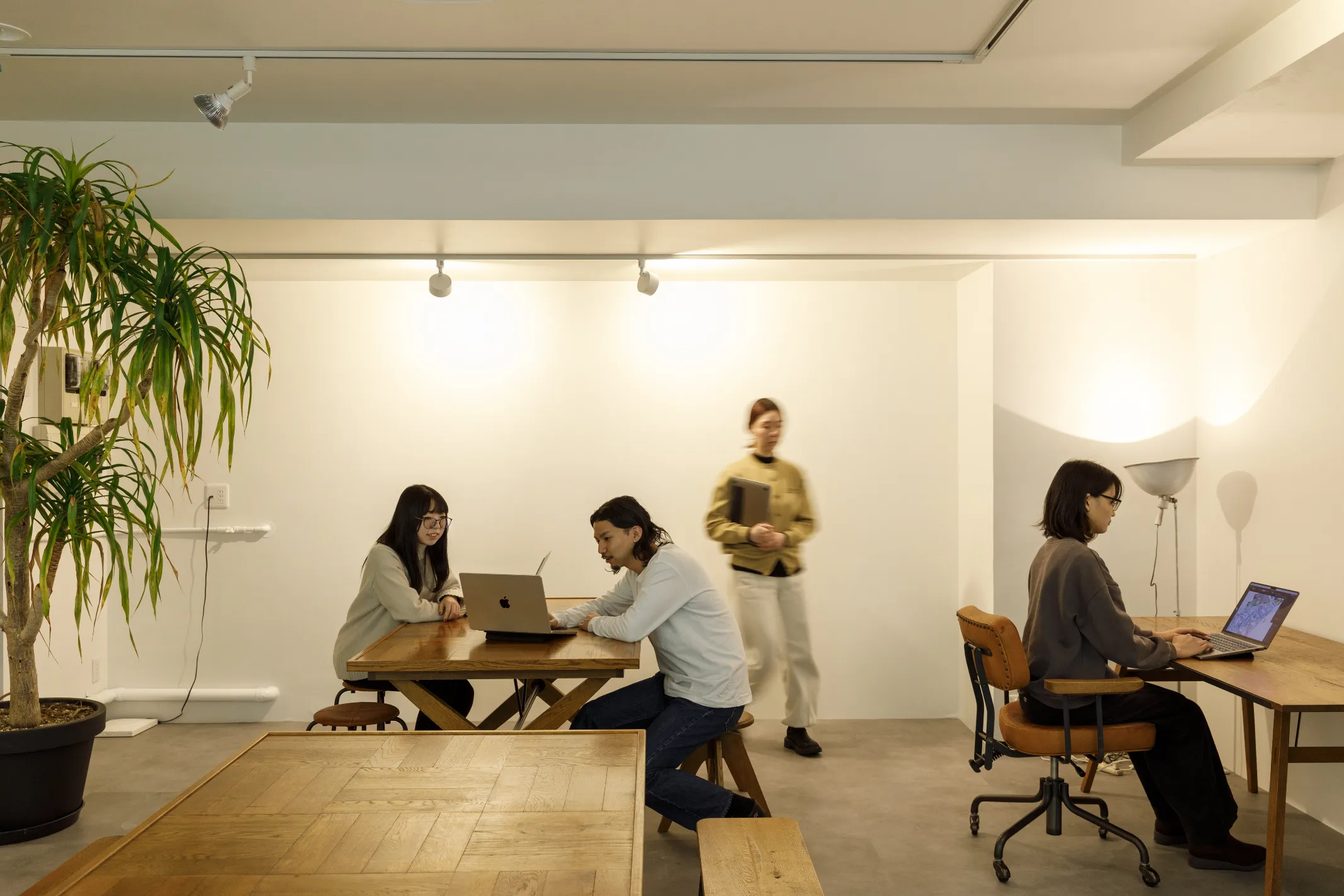 オフィスで仕事をする人々